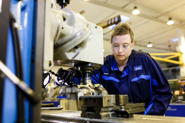 Hình CNC Sinh viên du học nghề kỹ thuật viên bảo trì cơ sở vật chất tại Phần Lan
